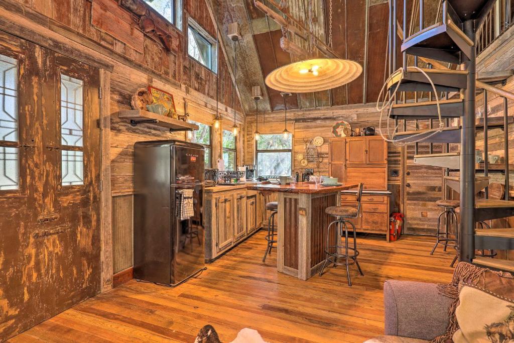 Horse Thief Inn Cabin Retreat with Deck and Hot Tub! photo 4
