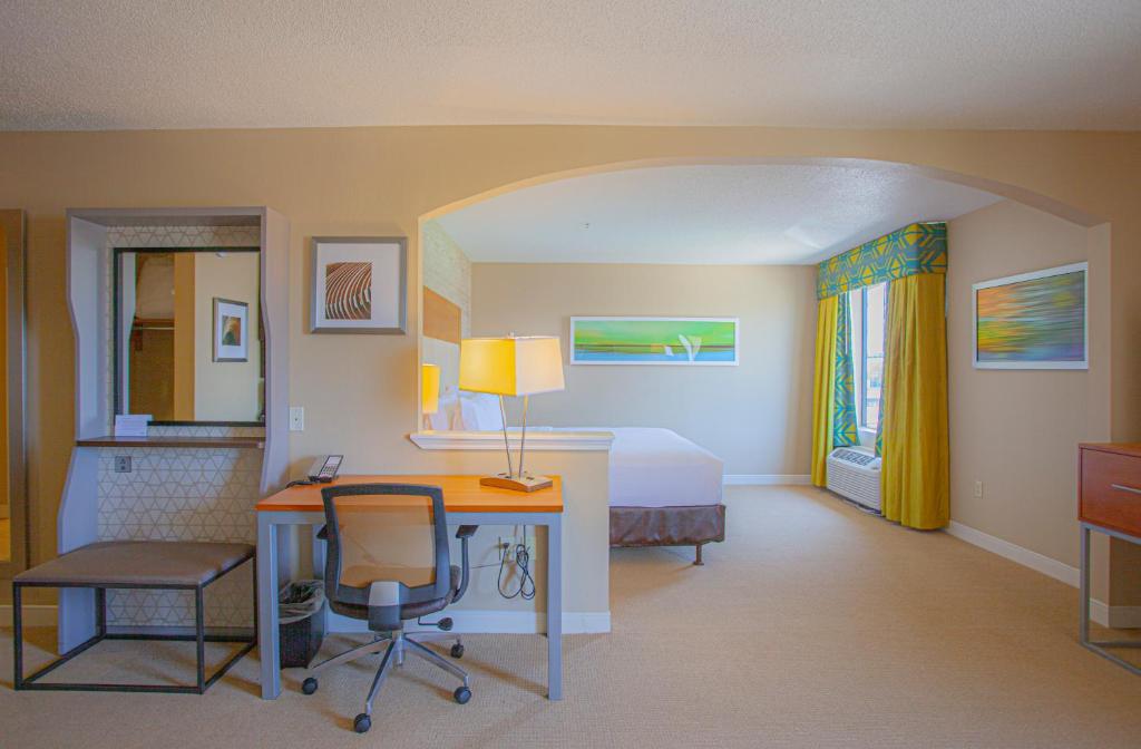 Holiday Inn & Suites Spring - The Woodlands photo 1