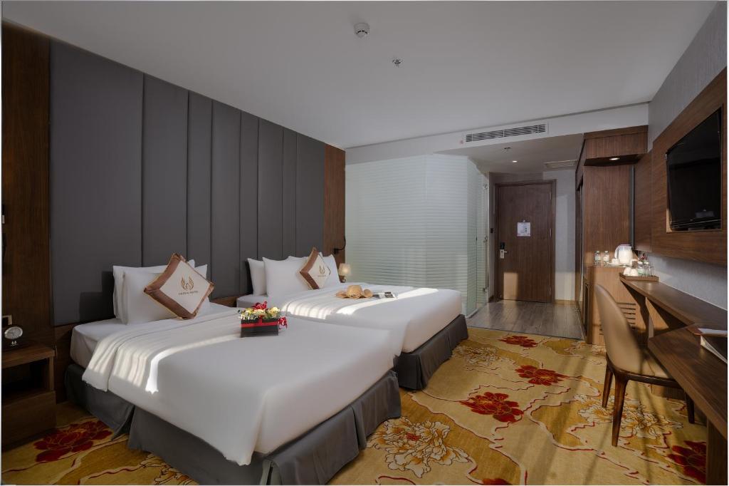 Трехместный (Deluxe Triple Room with Balcony - City and Mountain View), Vesna Hotel