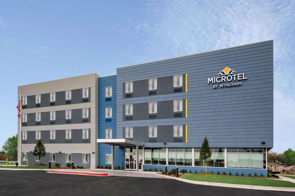 Microtel Inn & Suites by Wyndham Hot Springs image