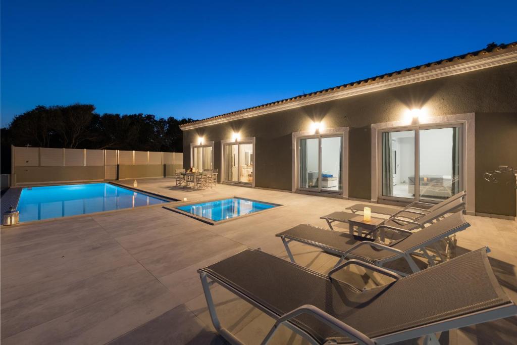 Villa Alonaki Bay photo 1