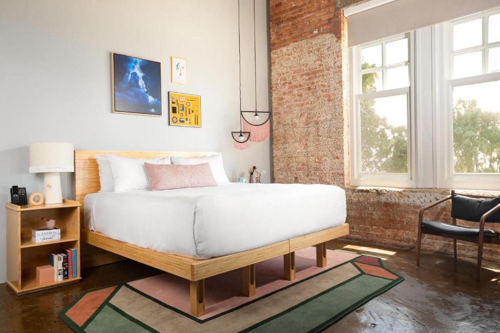 Canvas Hotel Dallas image