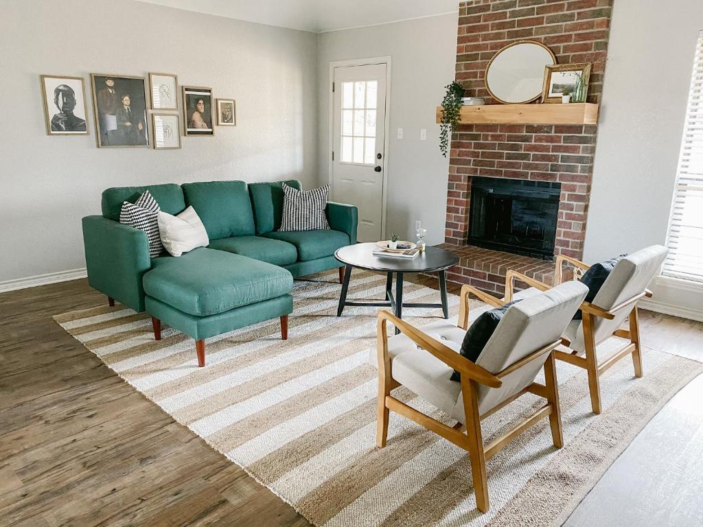 The Pearl: A Fully Updated 3 Bedroom Home Near ACU image