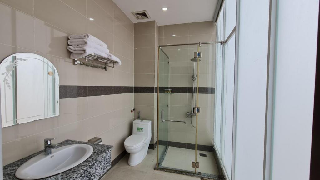 Четырехместный (Улучшенный четырехместный номер), Sky Hotel