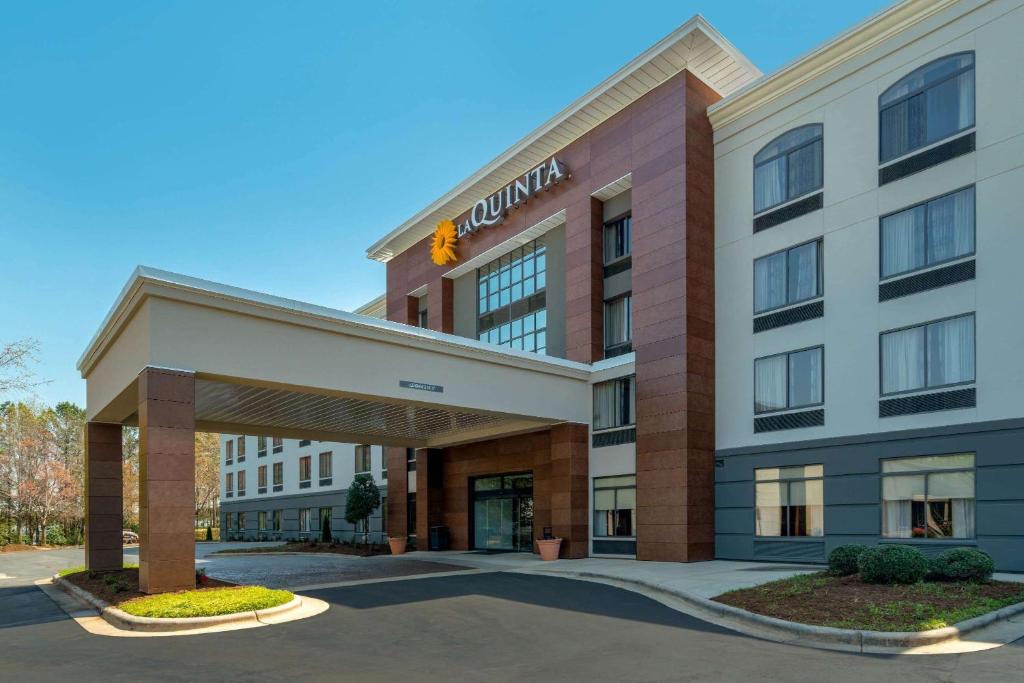 La Quinta Inn & Suites by Wyndham Raleigh Downtown North image