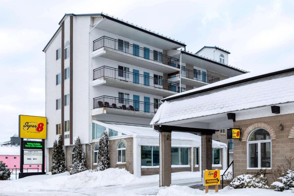 Super 8 by Wyndham Niagara Falls by the Falls photo 2