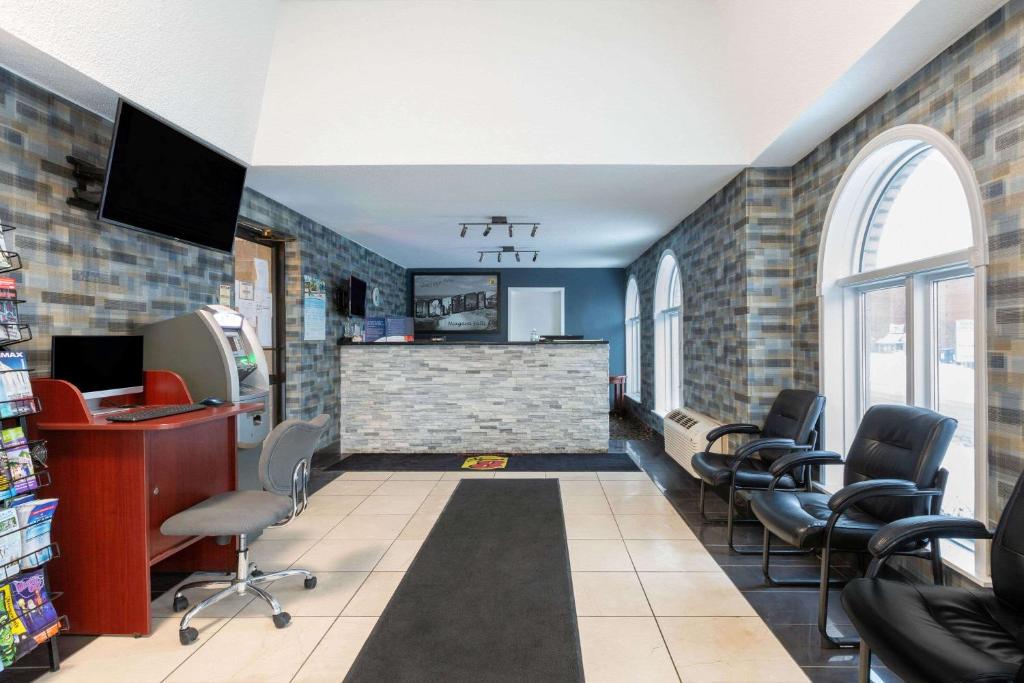 Super 8 by Wyndham Niagara Falls by the Falls photo 3