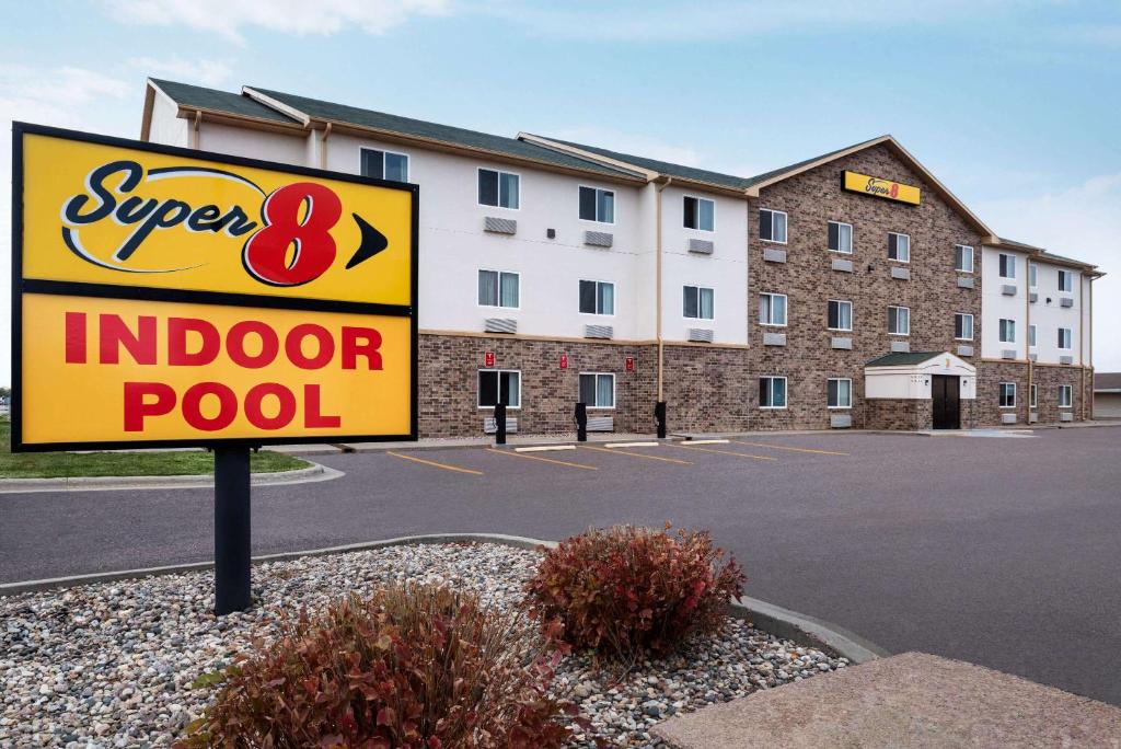Super 8 by Wyndham Sioux Falls image