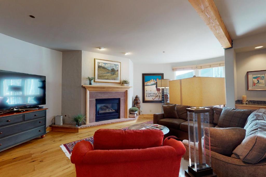 Luxury in Arrowhead photo 3
