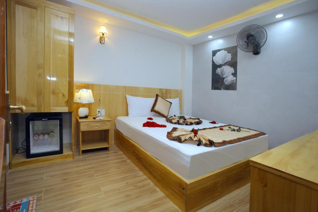 Двухместный (Улучшенный двухместный номер с 1 кроватью), HẰNG NGA Hotel