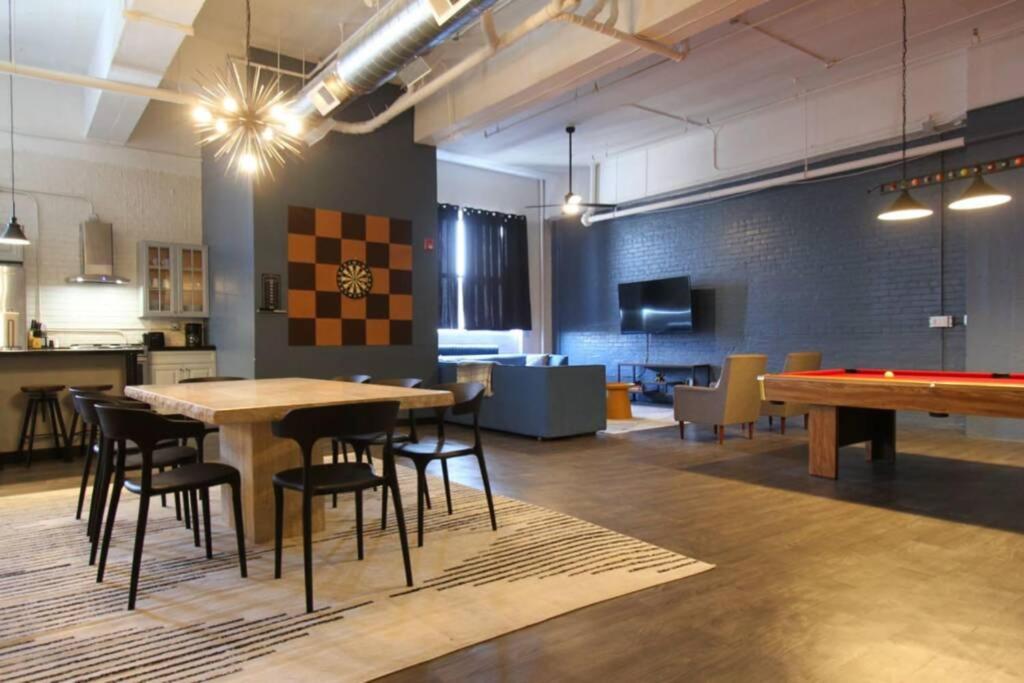 3E *New* Huge! Spacious 3 Bedroom in Oakland that sleeps 12! image
