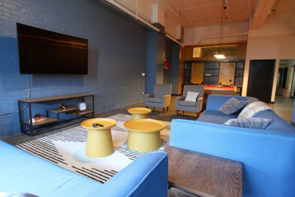 3E *New* Huge! Spacious 3 Bedroom in Oakland that sleeps 12! photo 2