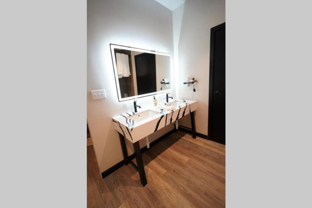 3E *New* Huge! Spacious 3 Bedroom in Oakland that sleeps 12! photo 4