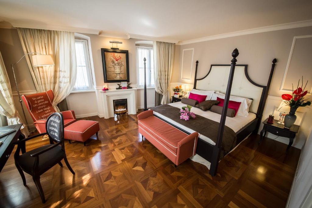 Victoria Hotel Letterario - Tap to explore photos