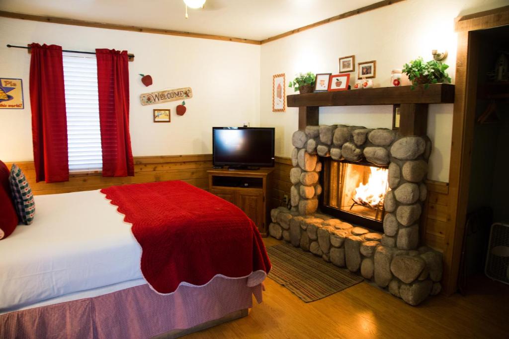 Sleepy Forest Cottages image