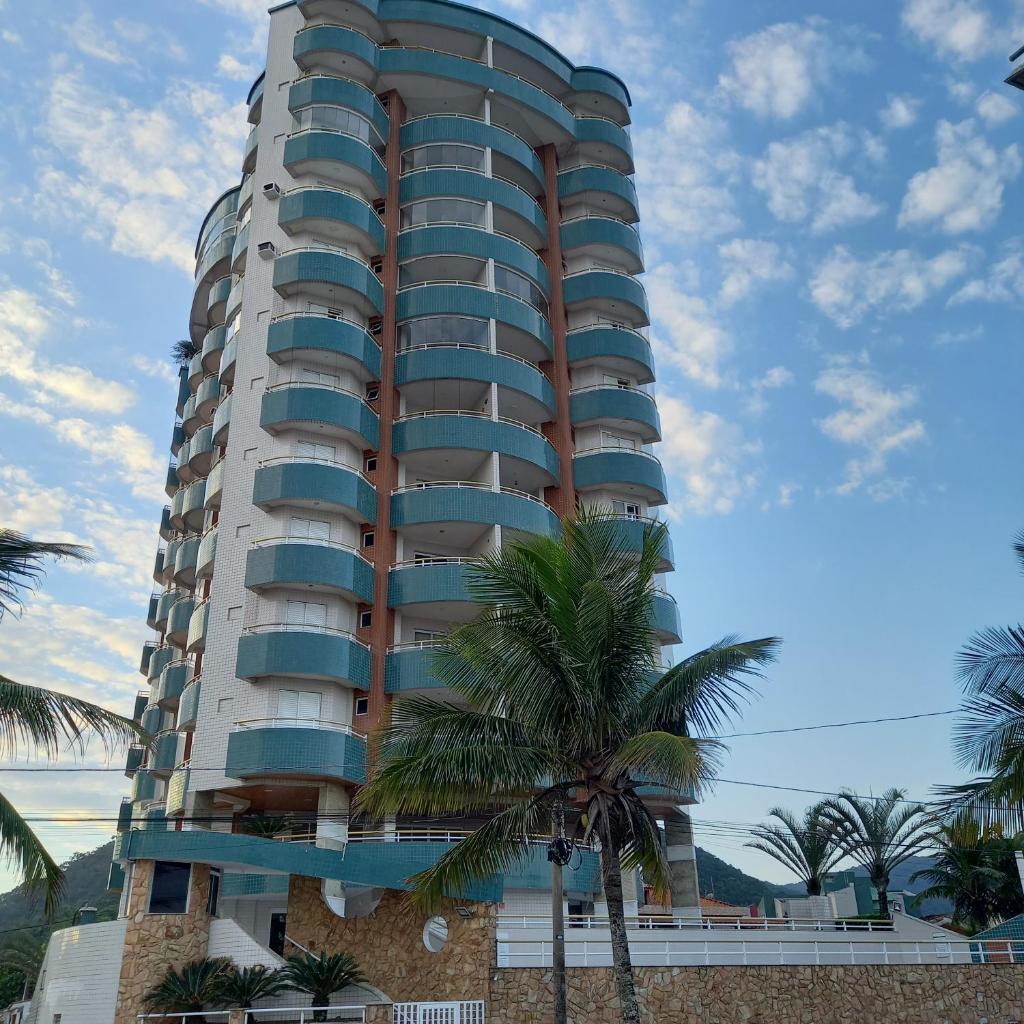 Ótimo apartamento condomínio frente a praia