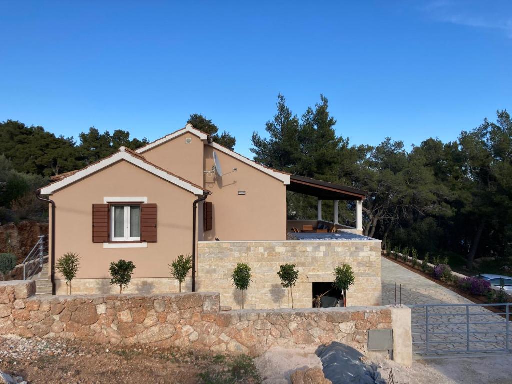 Tara house photo 1