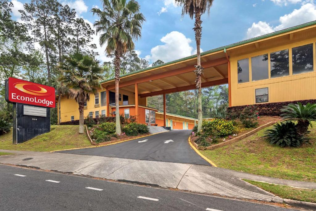 Econo Lodge Tallahassee image