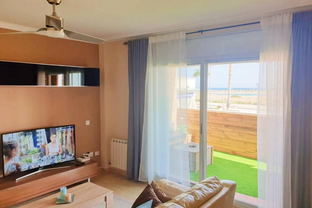 Apartamento para 5 personas frente al mar con piscina y parking photo 1