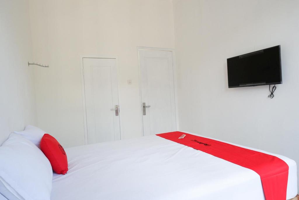 RedDoorz Plus near UMS Solo Room Type - Standard Double Room