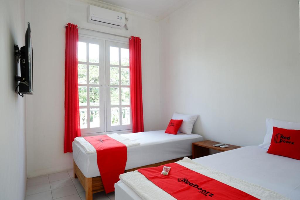 RedDoorz Plus near UMS Solo Room Type - Twin Room