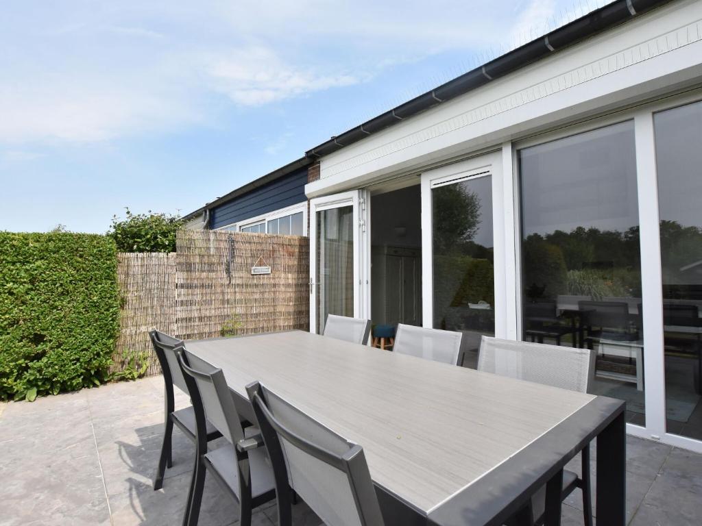 Duinzicht holiday home in Nieuwvliet with garden photo 4