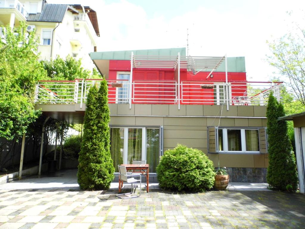 Апартаменты (Апартаменты Делюкс с 4 спальнями и террасой), Apartments and Rooms Trsje