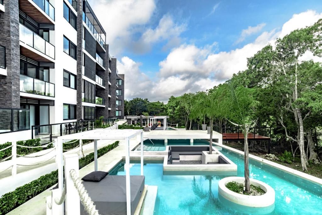 Luxury Condo with Gym & BEACH Club & PGA golf photo 3