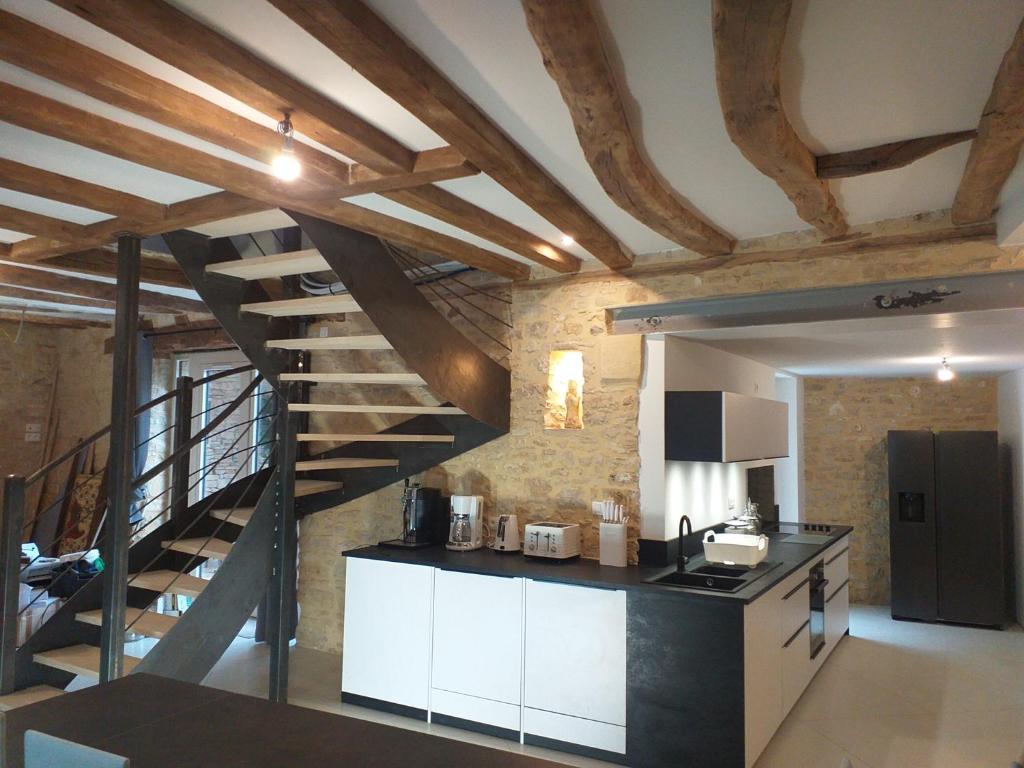 Le Sourire du Troubadour - 8 chambres - Baignade à 300 m - Salle de jeux - Poêle à bois photo 1