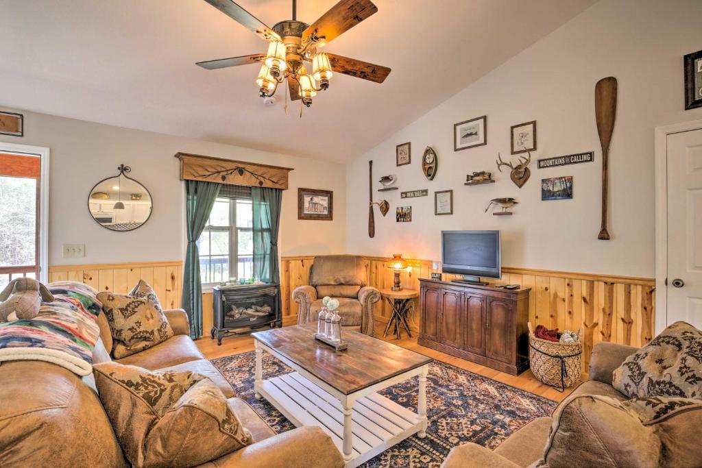 Luxury Mtn Living Cabin 1 Mi to Lake Chatuge! photo 3