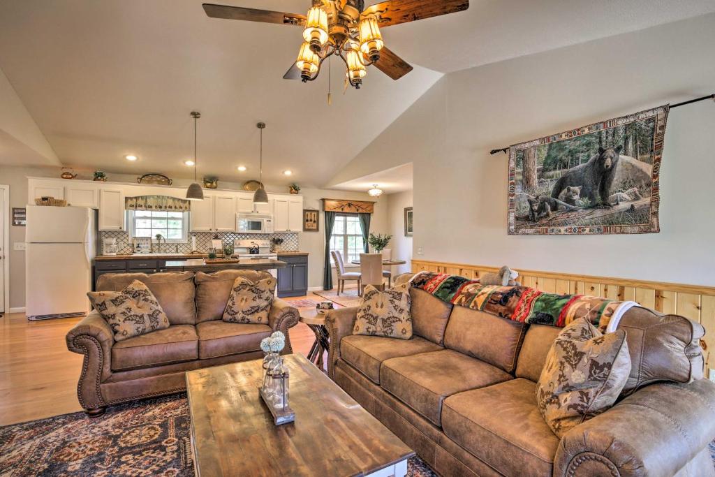 Luxury Mtn Living Cabin 1 Mi to Lake Chatuge! photo 4
