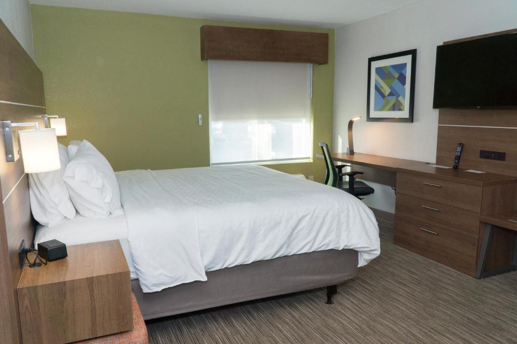 Holiday Inn Express Hotel & Suites Madison, an IHG Hotel photo 3