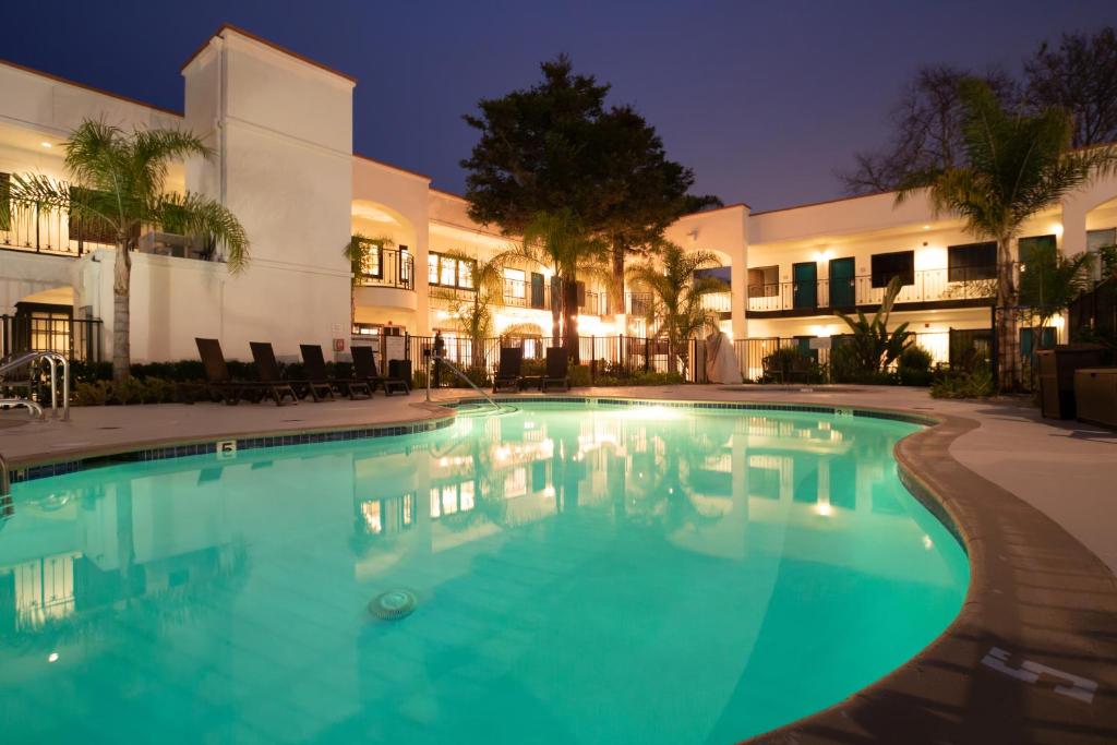 Oxford Suites Pismo Beach image