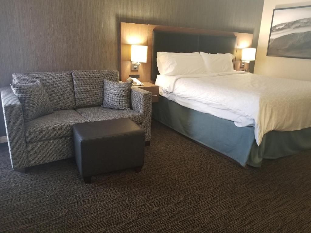 Holiday Inn Express Edmonton Downtown, an IHG Hotel photo 1