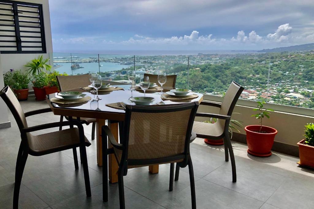 Alicia's Sky flat on the heights with nice view on the sea and Papeete photo 1