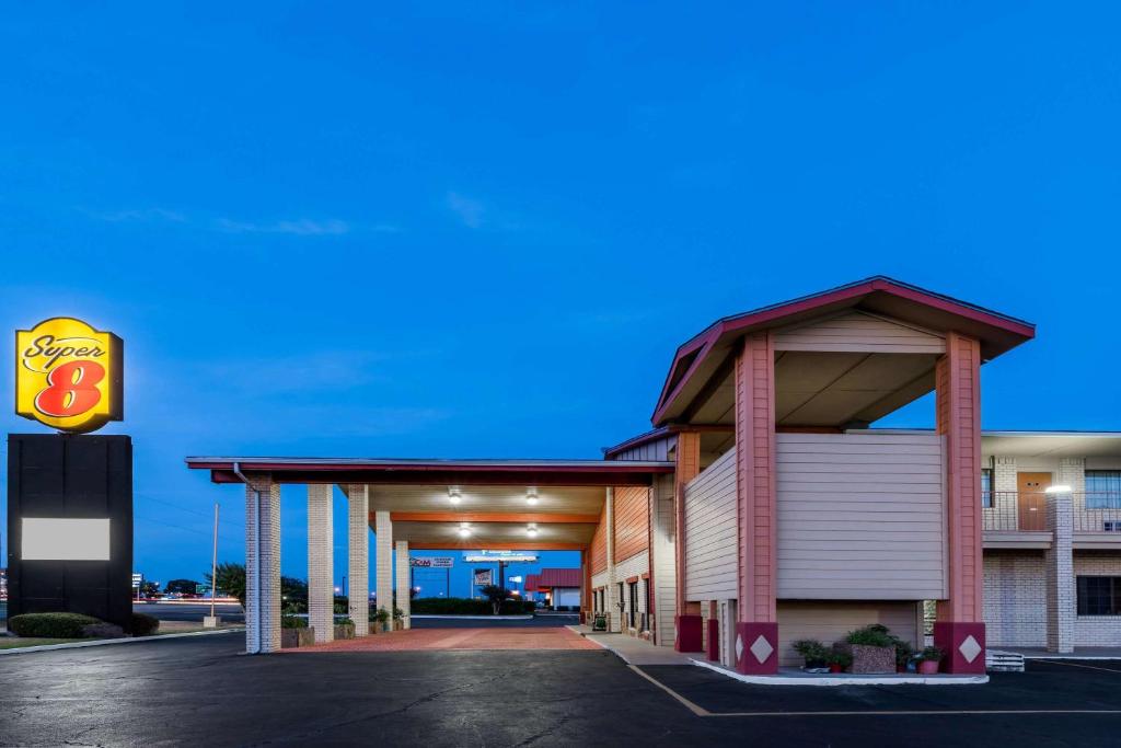 Super 8 by Wyndham Waco/Mall area TX image