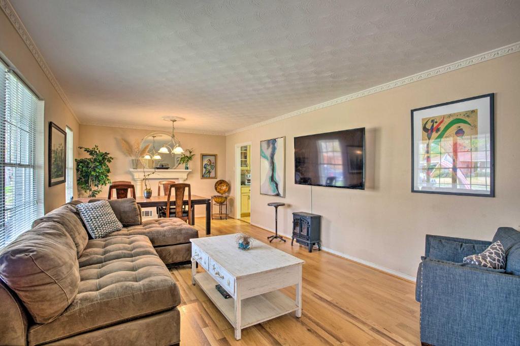 Creekside Home with Patio and Grill 17 Mi to Dallas! photo 1