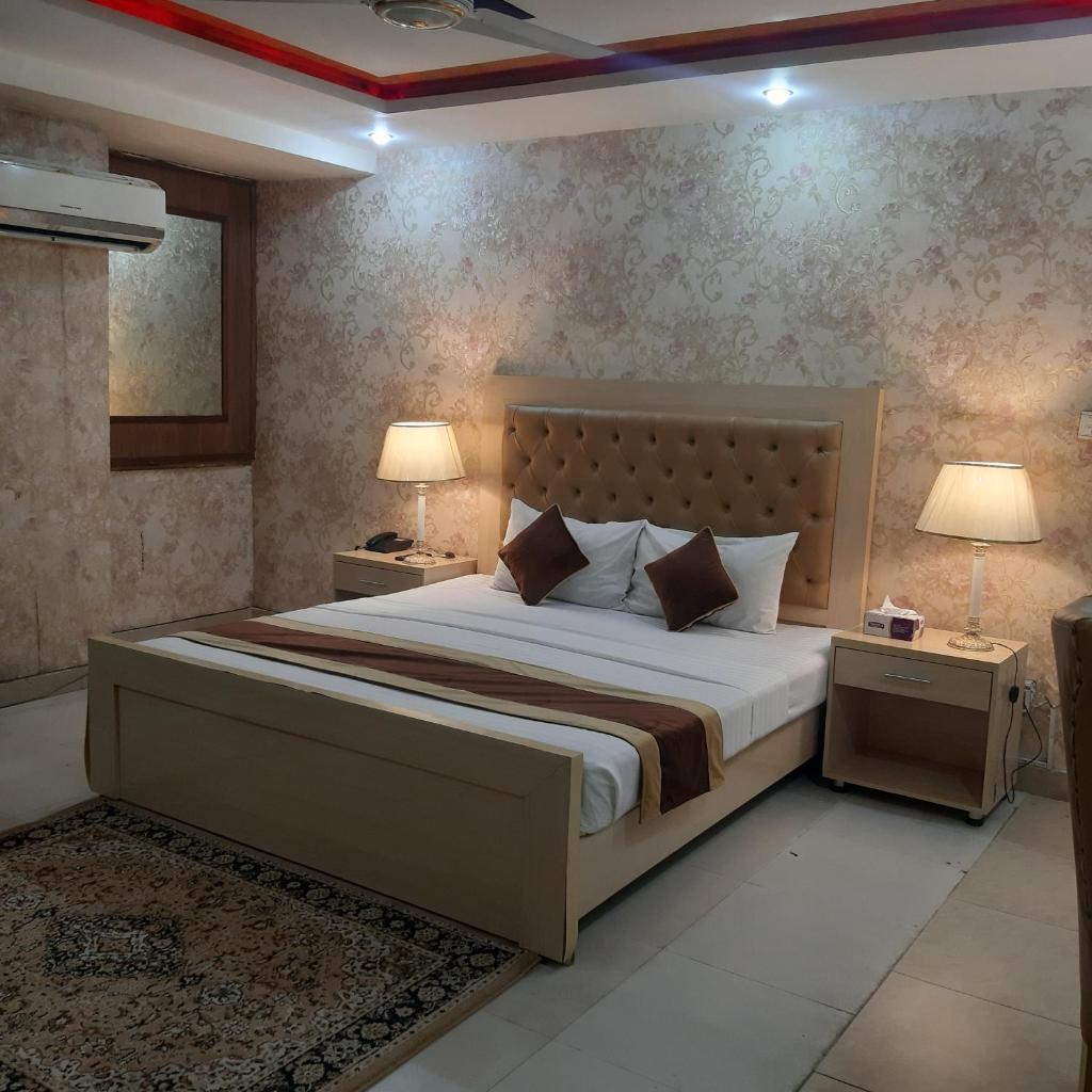 Premier Inn Davis Road Lahore photo 4