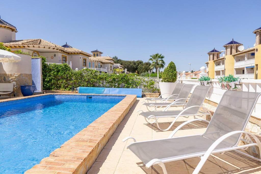 Casa Lilly-Rose, a beautiful 3 bedroom detached villa a short walk to the Villamartin Plaza & Golf course photo 2