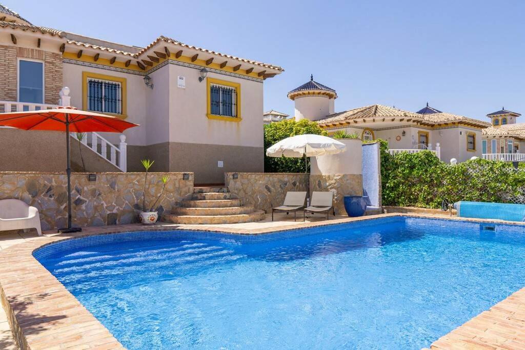 Casa Lilly-Rose, a beautiful 3 bedroom detached villa a short walk to the Villamartin Plaza & Golf course photo 3