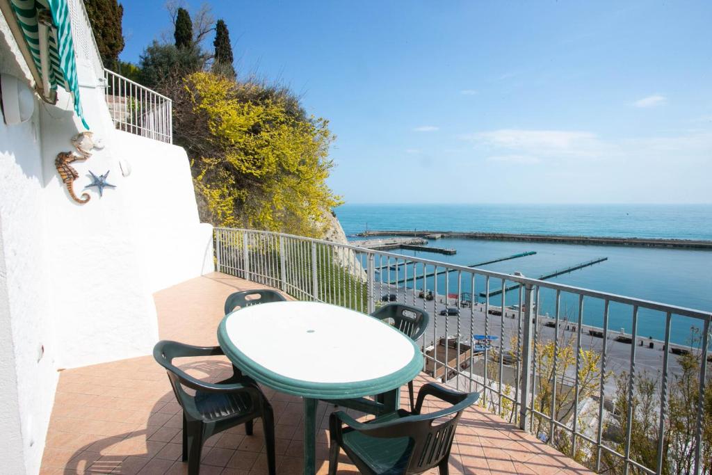 N033 - Numana, bilocale con meraviglioso terrazzo sul mare photo 1