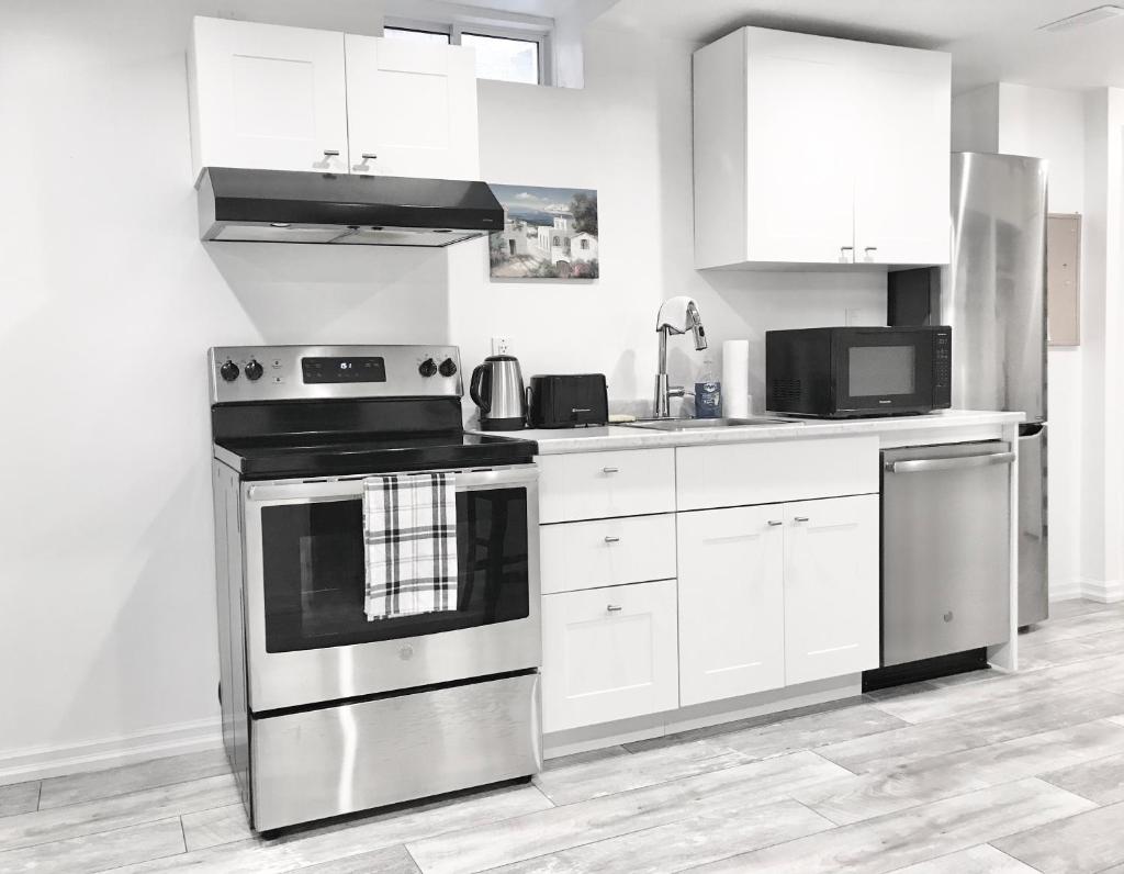 Modern 1BR Basement Suite With Parking photo 4