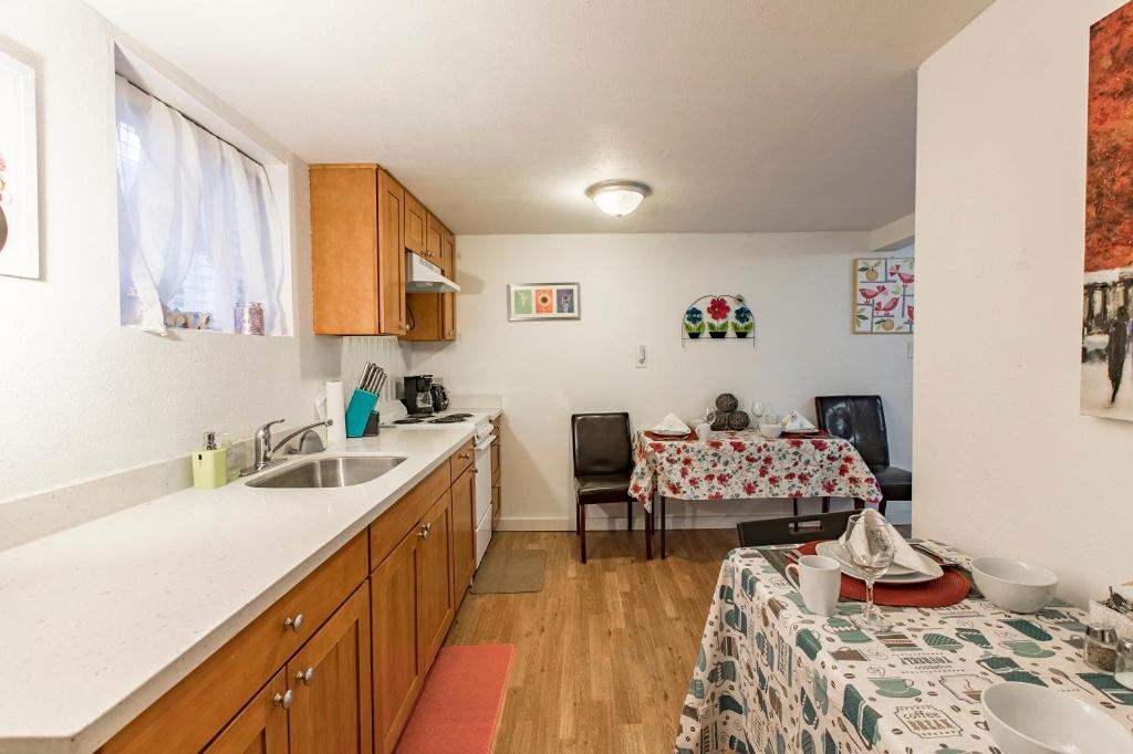 Seattle Urban Village- Unit B- Lago Vista- Lake Union- Sleeps 6 image