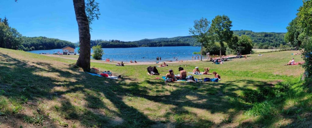 Gîte du Gua des Brasses au bord du lac de la Raviège photo 1
