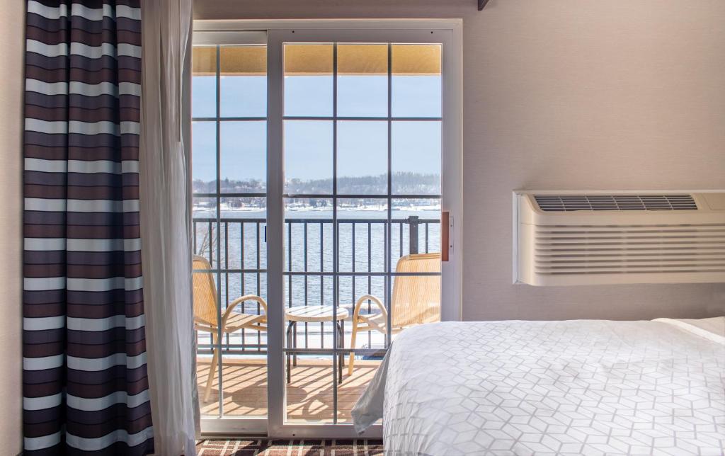 Holiday Inn Express Le Claire Riverfront-Davenport, an IHG Hotel photo 2