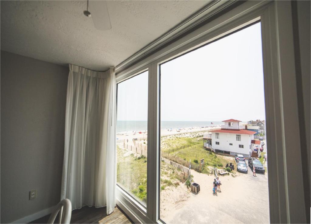 Surf Club Oceanfront Hotel image