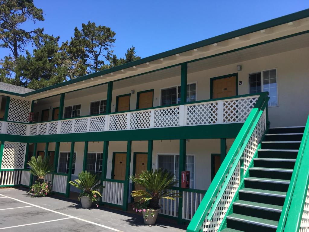 Monterey Pines Inn photo 3
