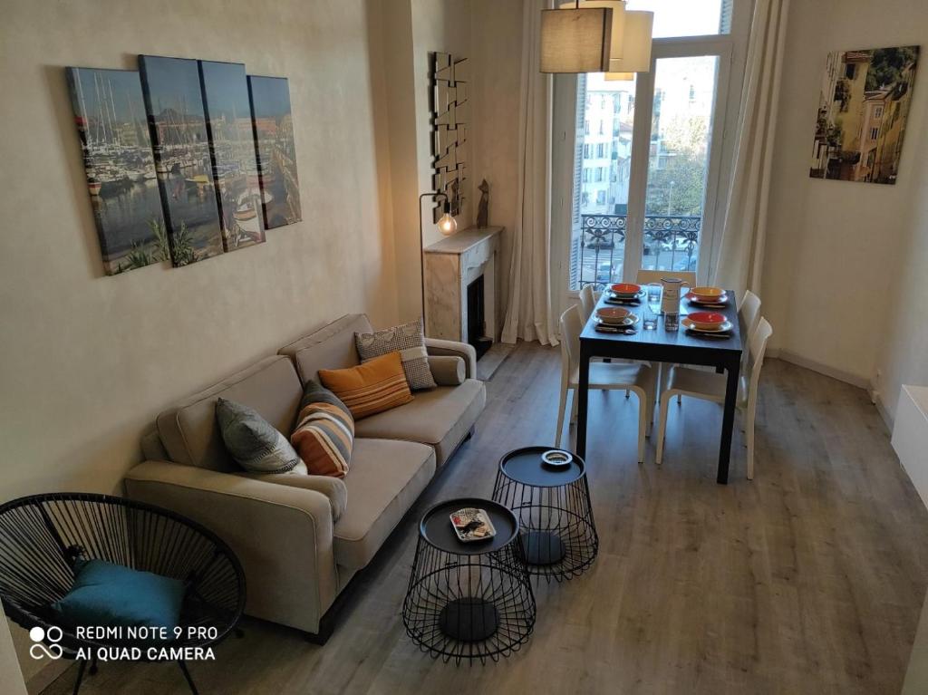 Pretty and quiet top floor 2 bedroom flat in the port area of Nice photo 1