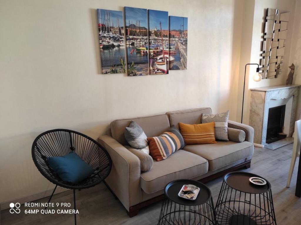 Pretty and quiet top floor 2 bedroom flat in the port area of Nice photo 2