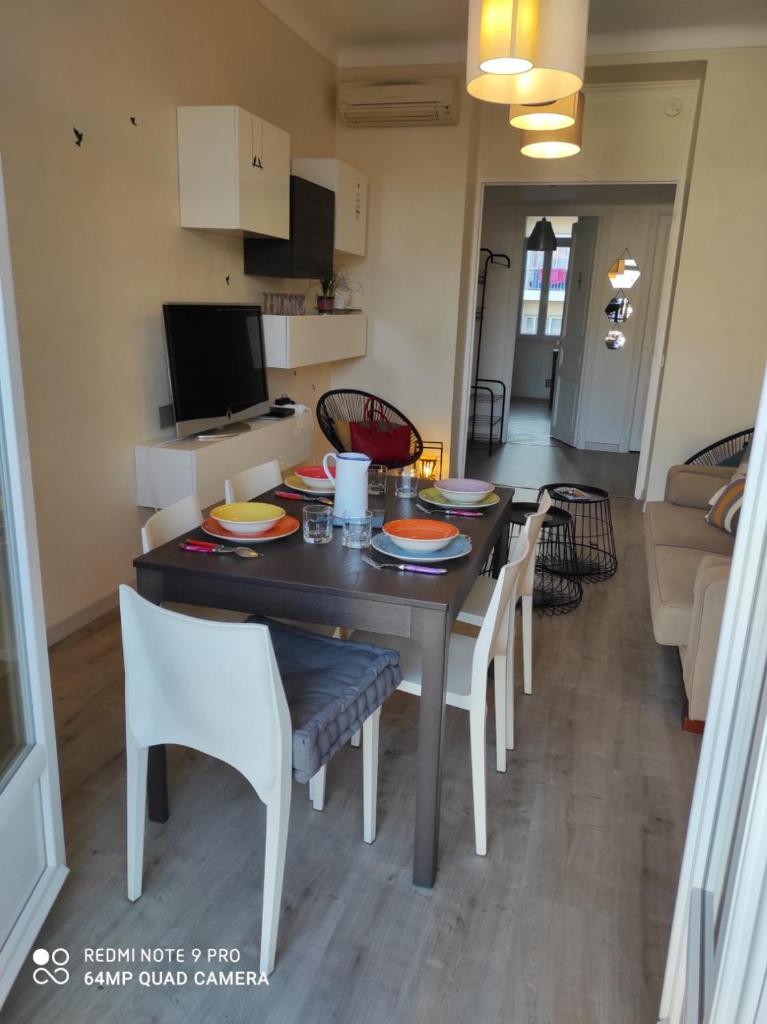 Pretty and quiet top floor 2 bedroom flat in the port area of Nice photo 3